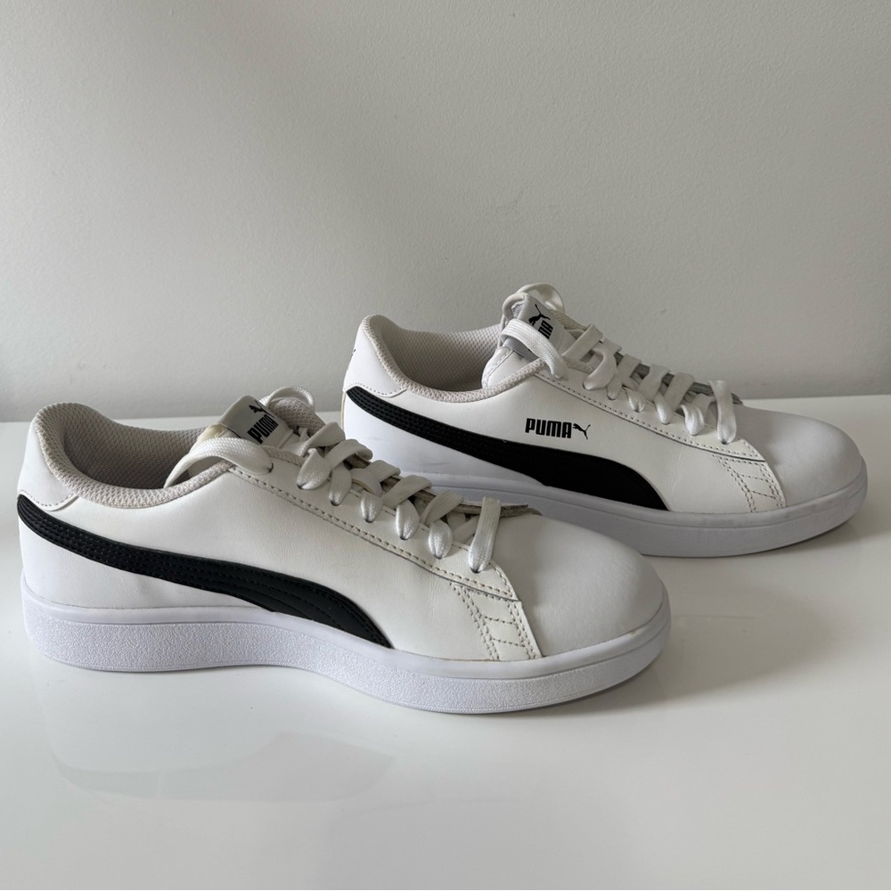 PUMA White & Black Low Top Sneakers | Worn Once | Women’s US 7 / EU 39 - Picture 2 of 6